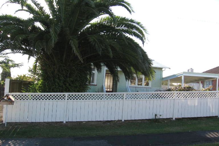 Photo of property in 2/18 Craigbank Avenue, New Lynn, Auckland, 0600