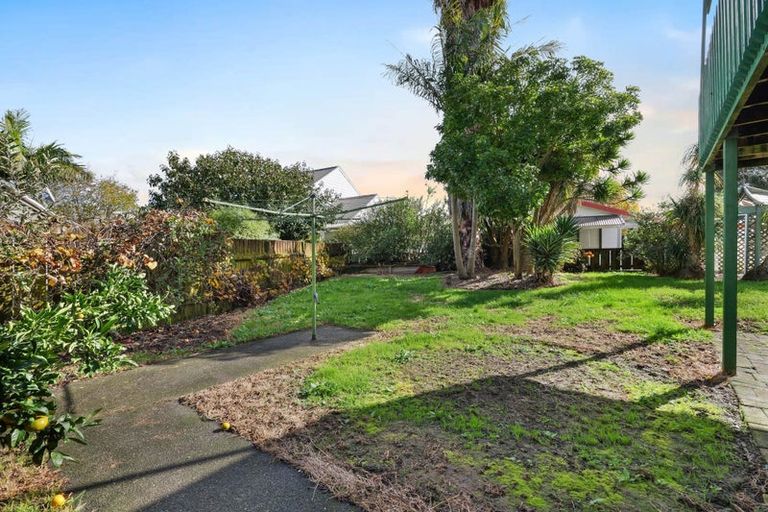 Photo of property in 16 Leaming Place, Clarks Beach, 2122