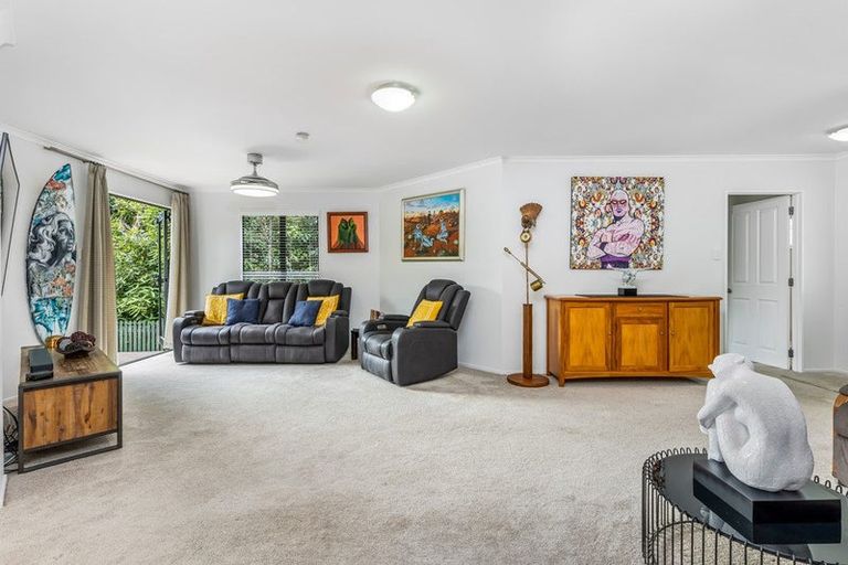 Photo of property in 5 Springwater Vale, Unsworth Heights, Auckland, 0632