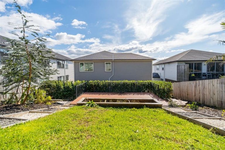 Photo of property in 5 Bridget Court, Red Beach, 0932