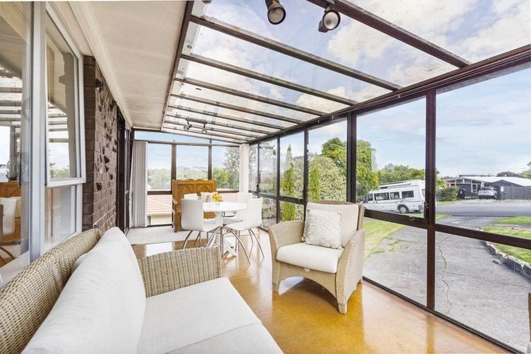 Photo of property in 1/98 Lincoln Park Avenue, Massey, Auckland, 0614