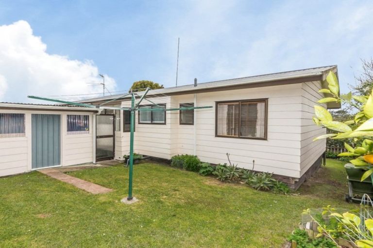 Photo of property in 28 Neil Avenue, Te Atatu Peninsula, Auckland, 0610