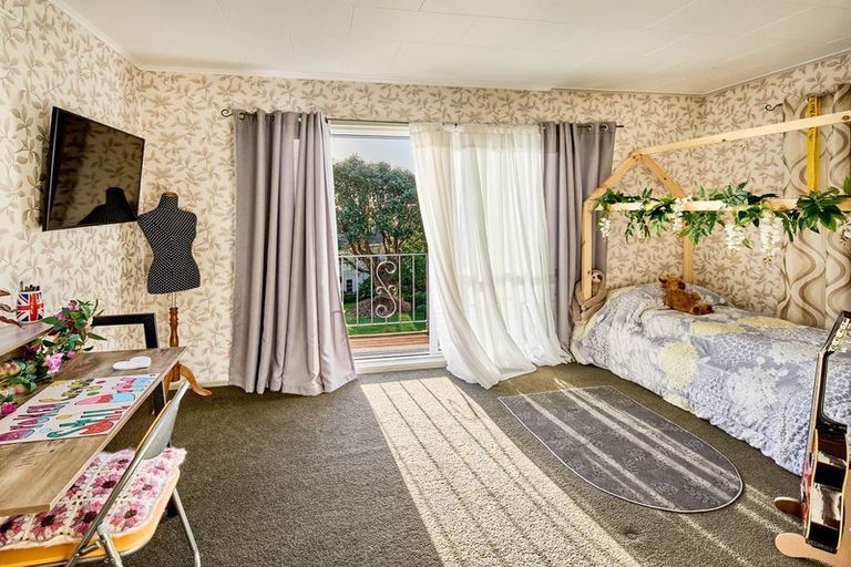 Photo of property in 70 Winara Avenue, Waikanae, 5036