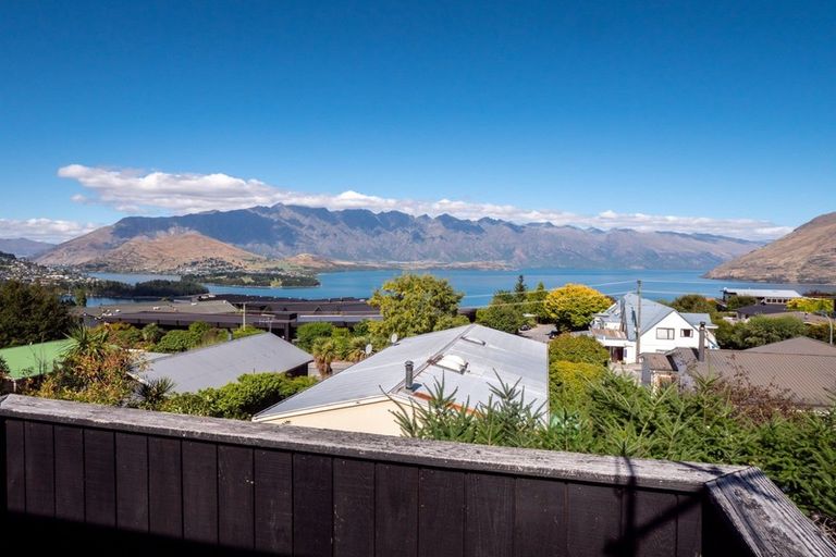 Photo of property in 17a Wynyard Crescent, Fernhill, Queenstown, 9300