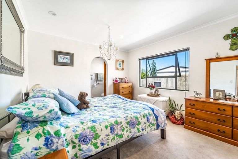 Photo of property in 24 Makiri Street, Helensville, 0800