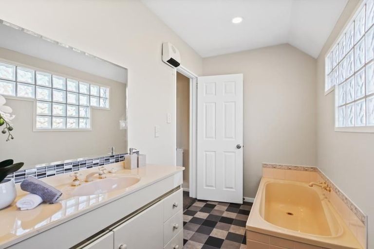 Photo of property in 2 Hatfield Place, Avonhead, Christchurch, 8042