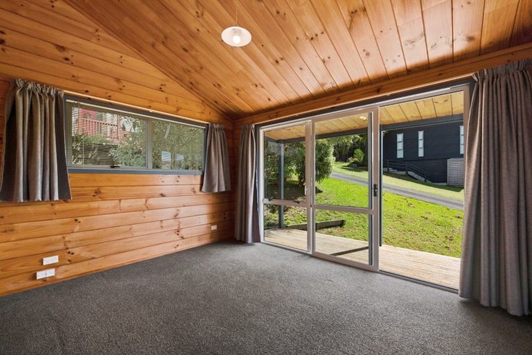 Photo of property in 9 Empressa Heights, Helensville, 0800