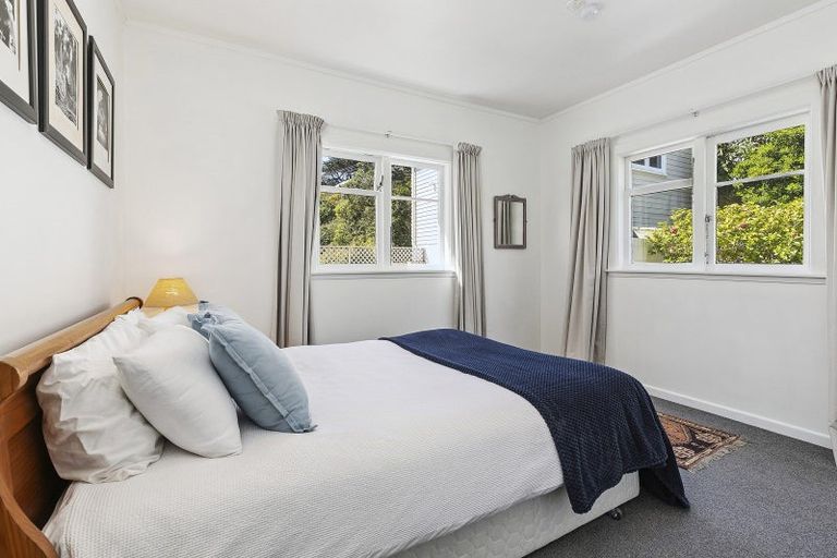 Photo of property in 15 Glanmire Road, Newlands, Wellington, 6037