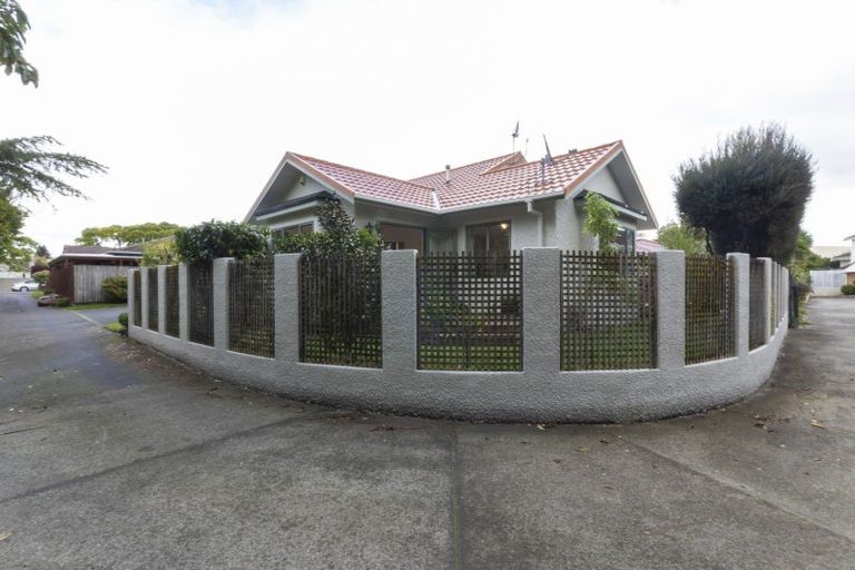 Photo of property in 2 The Glen, Hokowhitu, Palmerston North, 4410