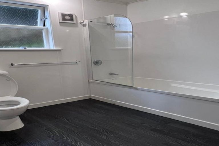 Photo of property in 147 Ruskin Road, Newlands, Wellington, 6037