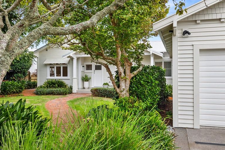 Photo of property in 66 Paynters Avenue, Strandon, New Plymouth, 4312