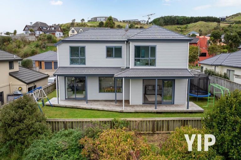 Photo of property in 140 Woodman Drive, Tawa, Wellington, 5028