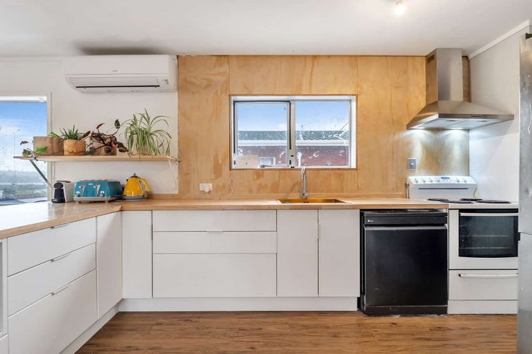 Photo of property in 247 Henderson Valley Road, Henderson, Auckland, 0612