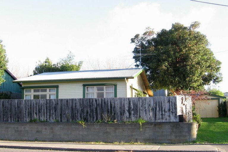 Photo of property in 4 Rauparaha Street, Waikanae Beach, Waikanae, 5036
