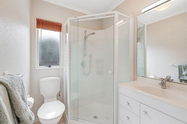 Photo of property in 29 Westminster Gardens, Unsworth Heights, Auckland, 0632