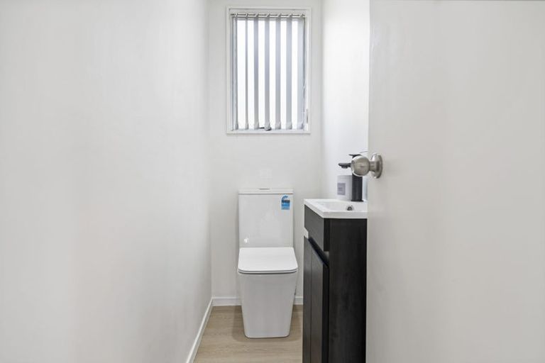 Photo of property in 8 Halloran Place, Massey, Auckland, 0614