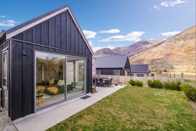 Photo of property in 4 Huxley Place, Lake Hayes, Queenstown, 9304