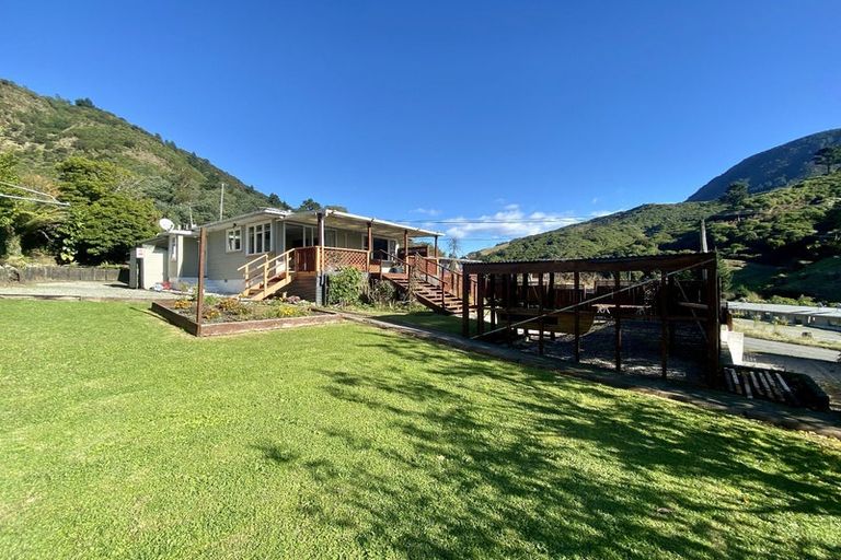 Photo of property in 6 Angle Street, Picton, 7220