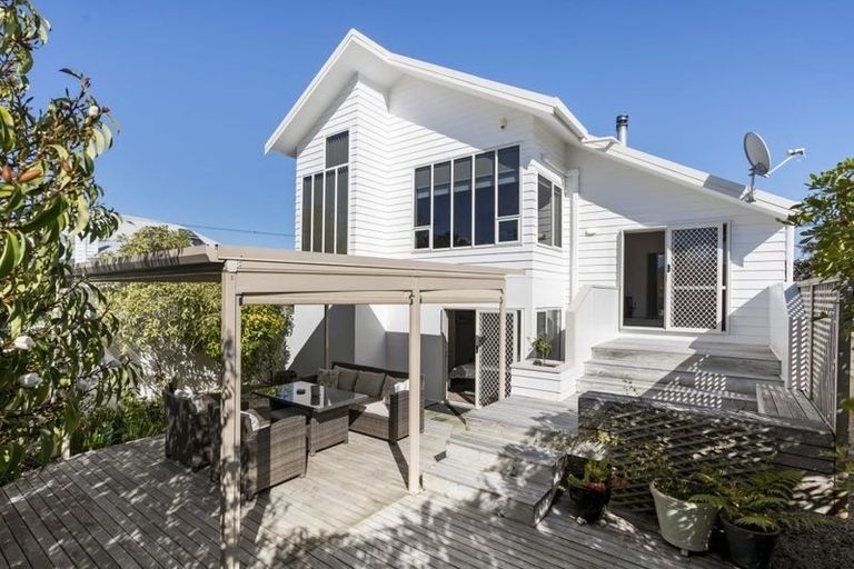 Photo of property in 2/132 East Coast Road, Forrest Hill, Auckland, 0620