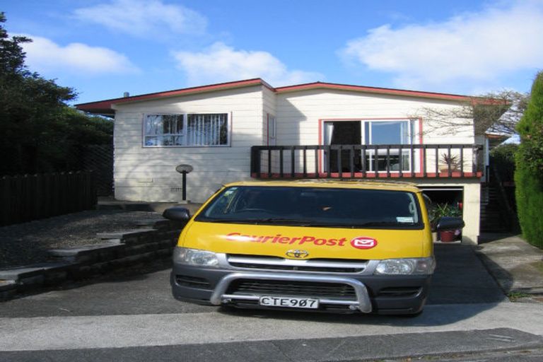 Photo of property in 11 Kingsbridge Place, Newlands, Wellington, 6037