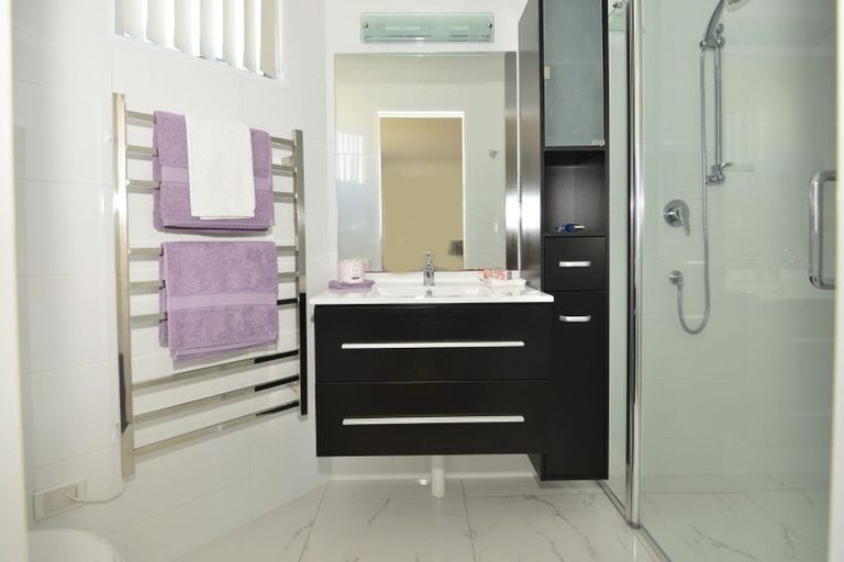 Photo of property in 10 Lupetti Rise, West Harbour, Auckland, 0618