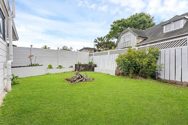 Photo of property in 18 Lanham Lane, Massey, Auckland, 0614
