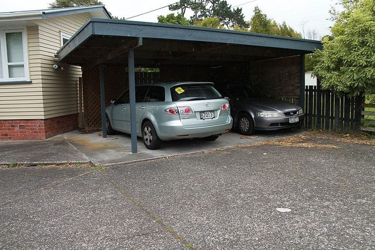 Photo of property in 43 Royal View Road, Te Atatu South, Auckland, 0610