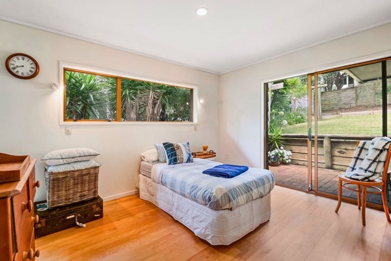 Photo of property in 10 Chelverton Terrace, Red Beach, 0932