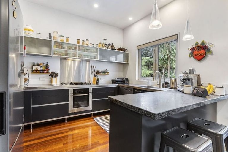 Photo of property in 11a Wernham Place, Northcote, Auckland, 0626