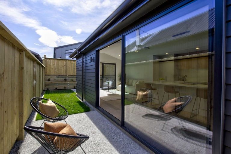 Photo of property in 32 Shelduck Road, Jacks Point, 9371