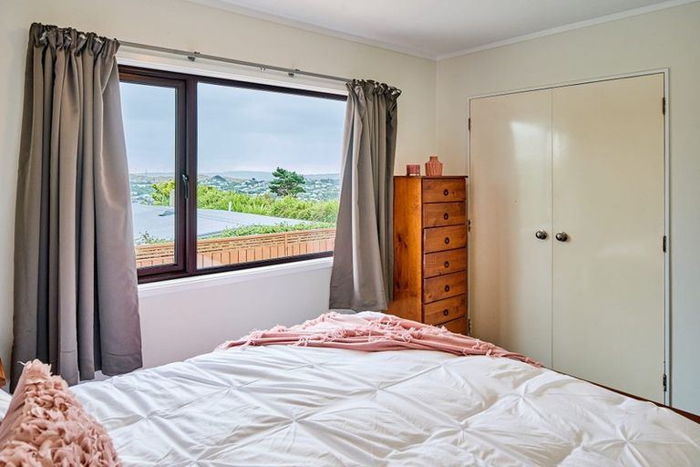 Photo of property in 15a Ruskin Road, Newlands, Wellington, 6037