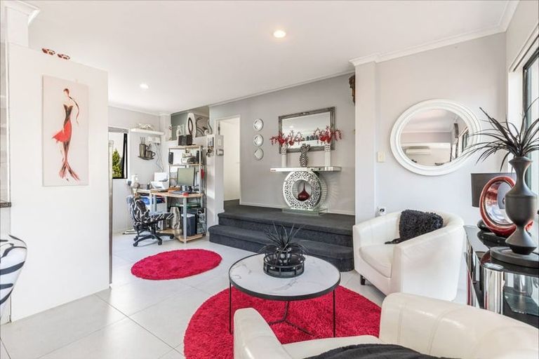 Photo of property in 52 Hewlett Road, Massey, Auckland, 0614