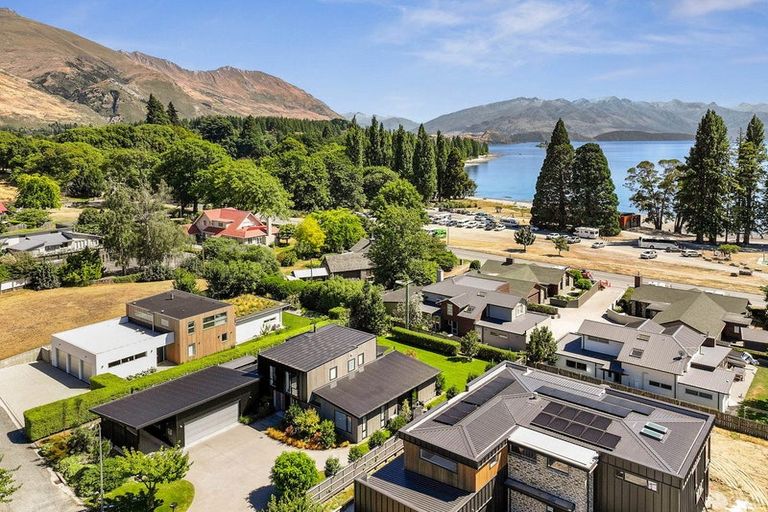 Photo of property in 5 Jessies Crescent, Wanaka, 9305