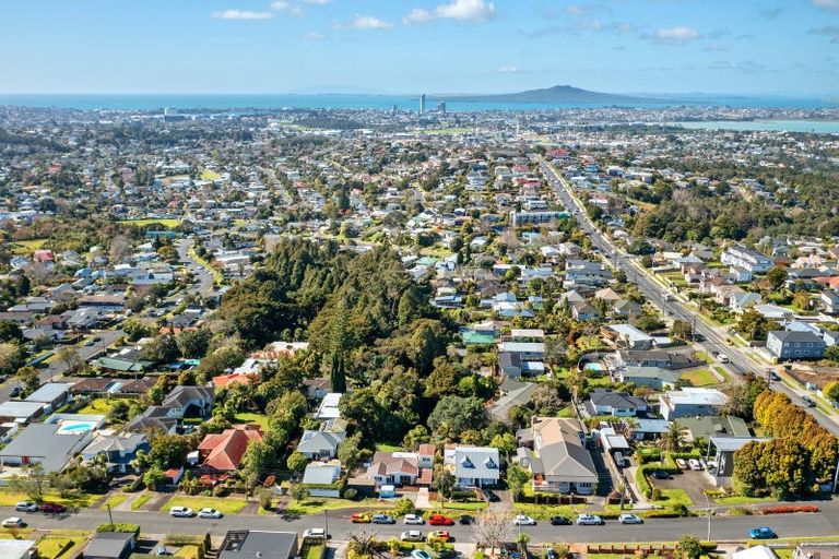 Photo of property in 5 Bank Street, Hillcrest, Auckland, 0627