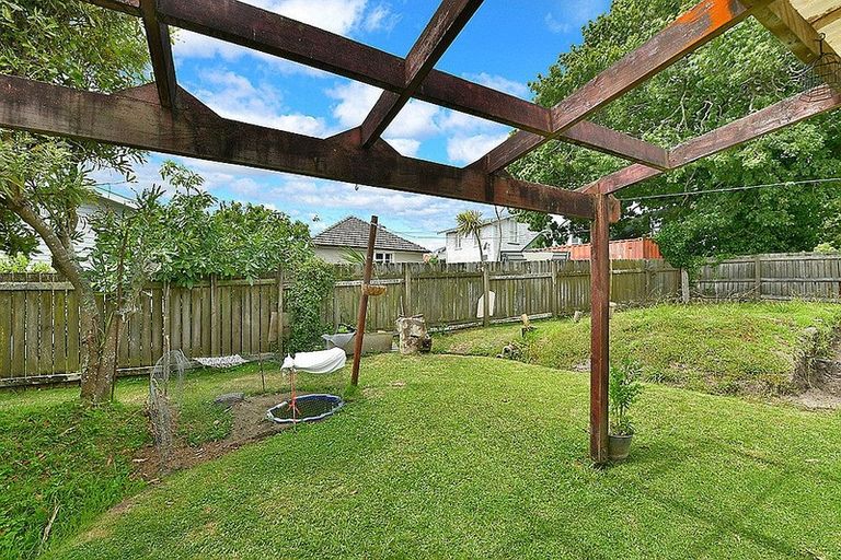 Photo of property in 14 Puriri Street, Helensville, 0800