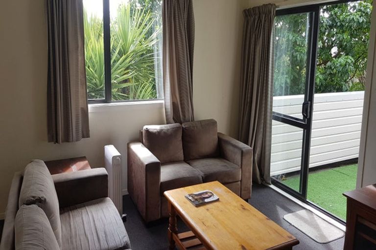 Photo of property in 8c Schnapper Rock Road, Schnapper Rock, Auckland, 0632