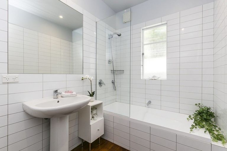 Photo of property in 114 Nevay Road, Karaka Bays, Wellington, 6022