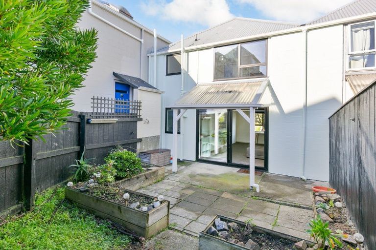 Photo of property in 118 Akaroa Drive, Maupuia, Wellington, 6022