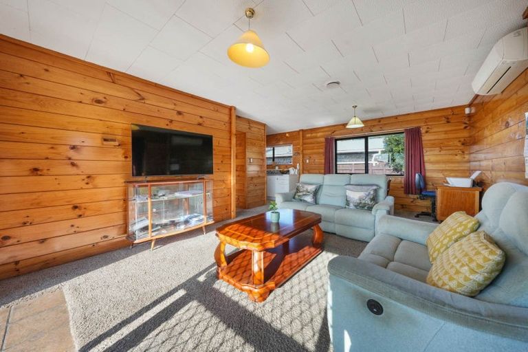 Photo of property in 13a Ward Crescent, Te Atatu Peninsula, Auckland, 0610