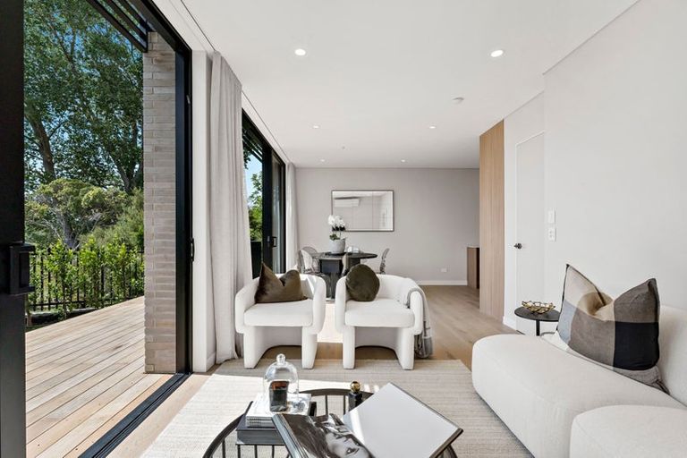 Photo of property in 21d Arahia Street, Northcote, Auckland, 0627