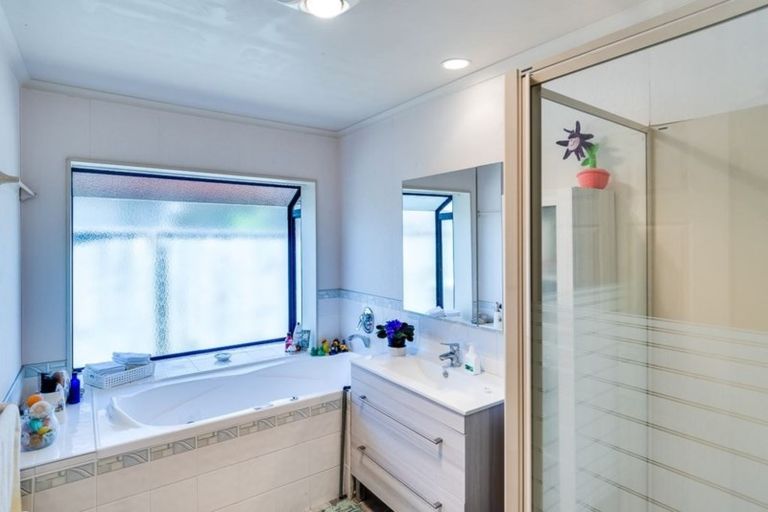 Photo of property in 10 Knightsbridge Place, Taradale, Napier, 4112