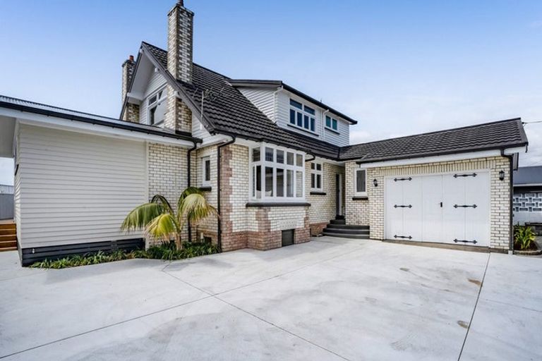 Photo of property in 10 Mangorei Road, Strandon, New Plymouth, 4312