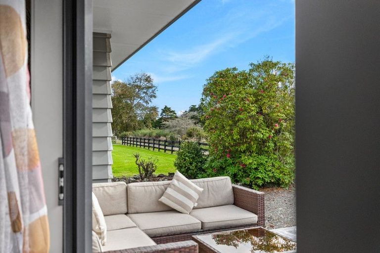 Photo of property in 124 Boord Crescent, Kumeu, 0891