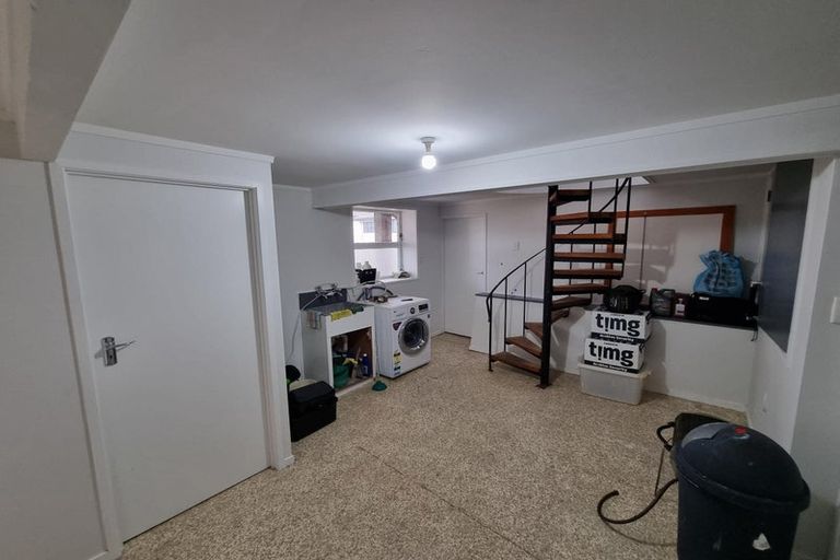 Photo of property in 1 Selwyn Crescent, Forrest Hill, Auckland, 0620