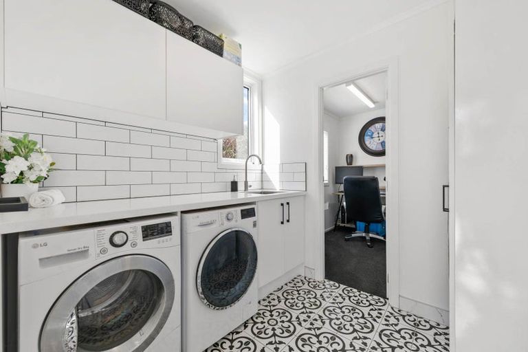 Photo of property in 84 Shaw Road, Oratia, Auckland, 0604