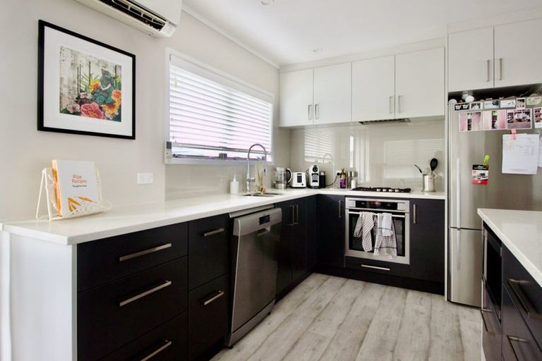 Photo of property in 2a Taipari Road, Te Atatu Peninsula, Auckland, 0610