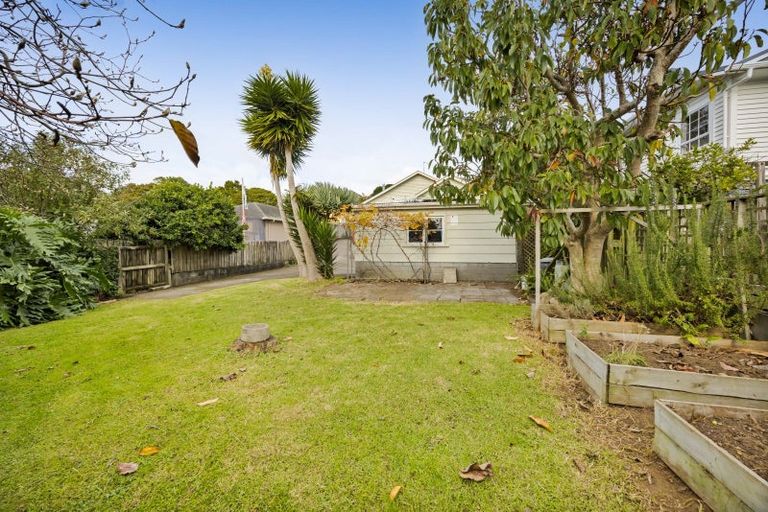 Photo of property in 27 Bonithon Avenue, Moturoa, New Plymouth, 4310