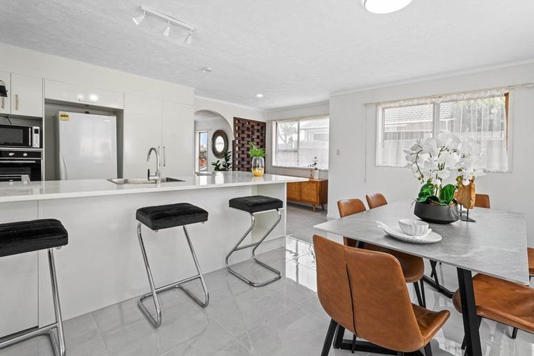 Photo of property in 3 Cheam Place, Pakuranga Heights, Auckland, 2010