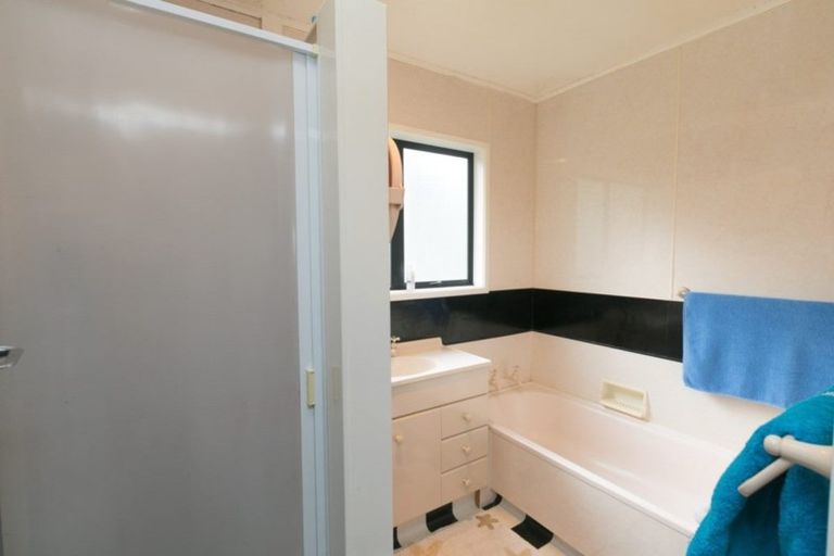 Photo of property in 40 Link Road, Newlands, Wellington, 6037