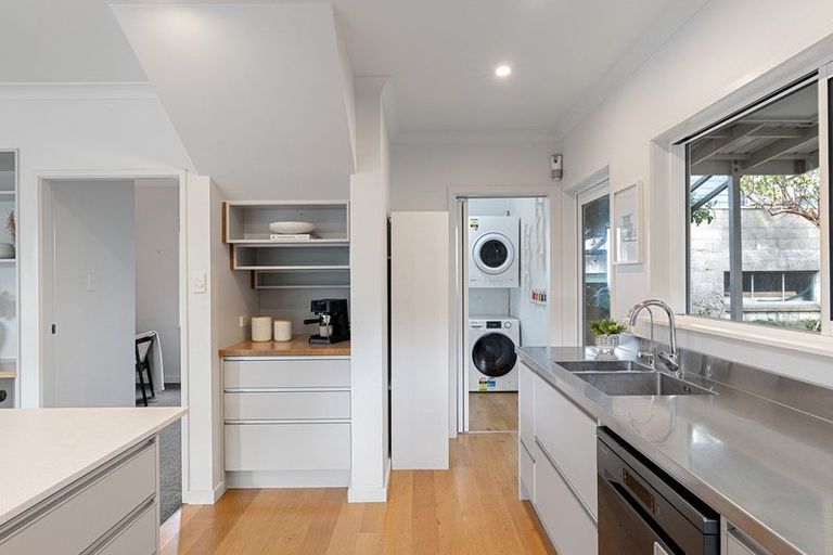 Photo of property in 318 Queens Drive, Lyall Bay, Wellington, 6022